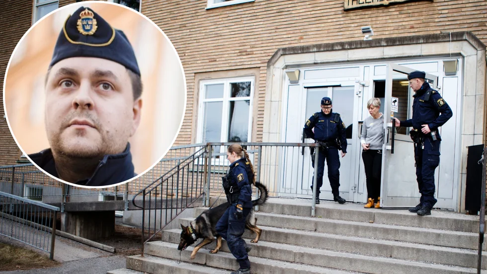 Bild från ett hundsök i Järvenskolan senvintern 2020. Kommunpolis Johnny Onbiner säger, att polisen inte alls kommer att upphöra att söka efter droger i skolan. Järvenskolans rektor Magdalena Norin i grå tröja. 
