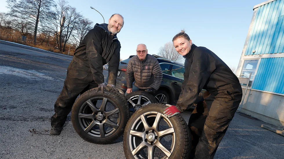 Olle Karlsson i mitten kan äntligen hämta ut sina vinterdäck. Jarmo Hihnavaara och Rebecca Swahn från Advokathuset Actus bistår med utrullningen.
