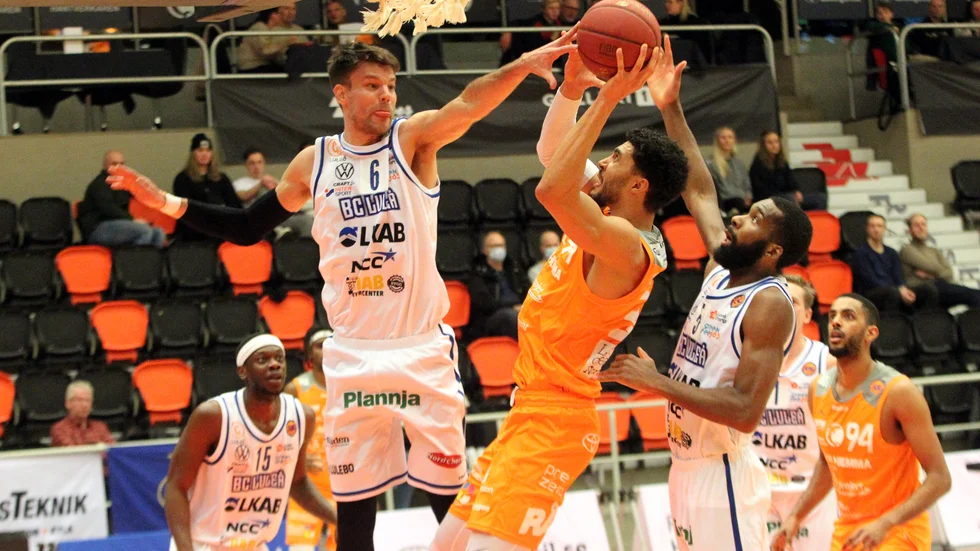 Jackson Rowe stoppas av Andrew Smith.