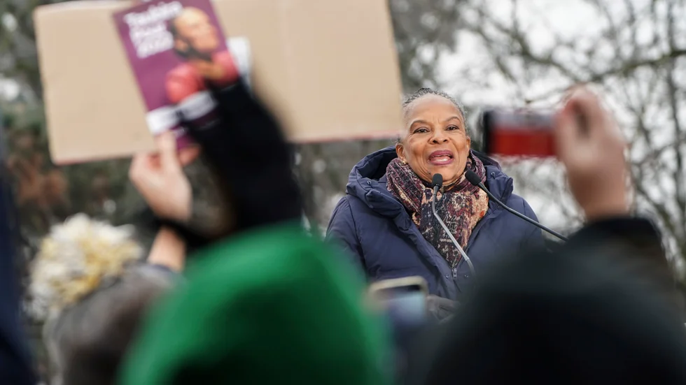 Frankrikes tidigare justitieminister Christiane Taubira vill bli president och hoppas kunna få med sig vänsterväljare genom ett uppmärksammat medborgarinitiativ. Här meddelar hon sin kandidatur i Lyon på lördagen.