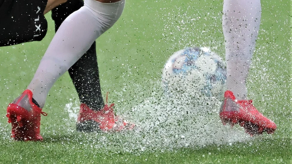 Från division 6 till division 5. Det steget tar det lokala fotbollslaget. Genrebild.