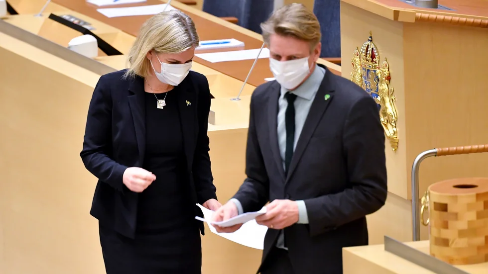 Socialdemokraternas partiledare Magdalena Andersson (S) och Miljöpartiets språkrör Per Bolund (MP) under dagens partiledardebatt i riksdagen.
