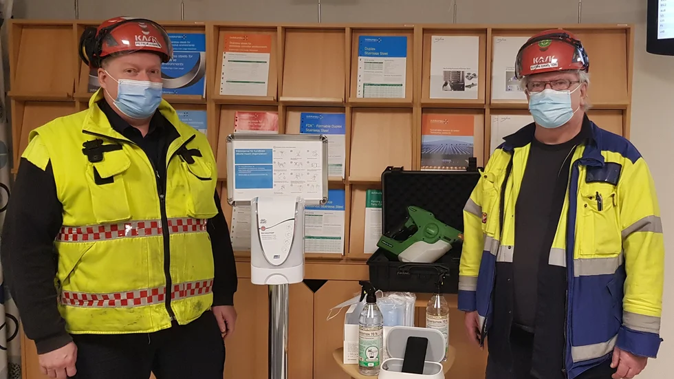 Petri Kuusinen och Björn "Nalle" Eriksson är två av medlemmarna i krisgruppen på Outokumpu i Torshälla. Förutom företagsspecifika riktlinjer har man under pandemin testat olika hjälpmedel som den gröna saneringspistolen och den lilla lådan som desinficerar en mobil med hjälp av UV-ljus.