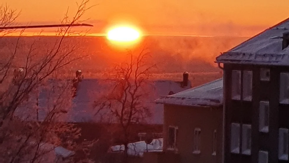 Solen stiger åter över horisonten i Kiruna.