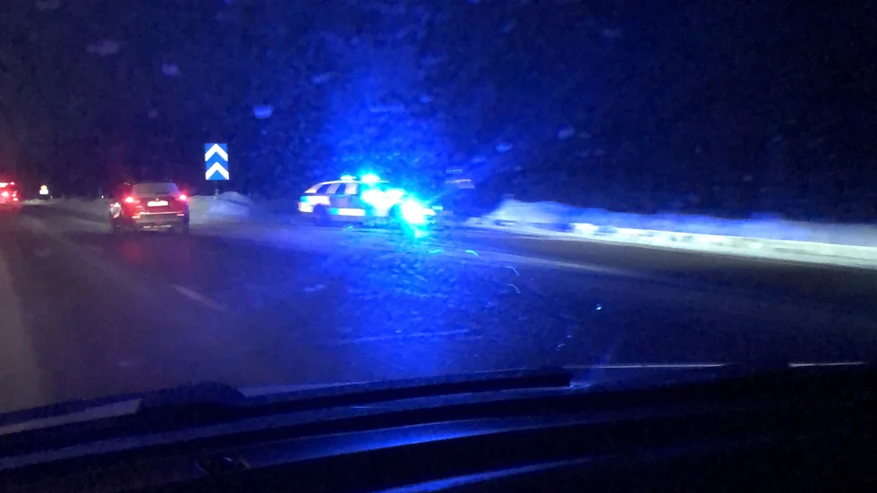 Polisen omdirigerar trafiken, vid 17:10 var väg E4 fortfarande avstängd. 