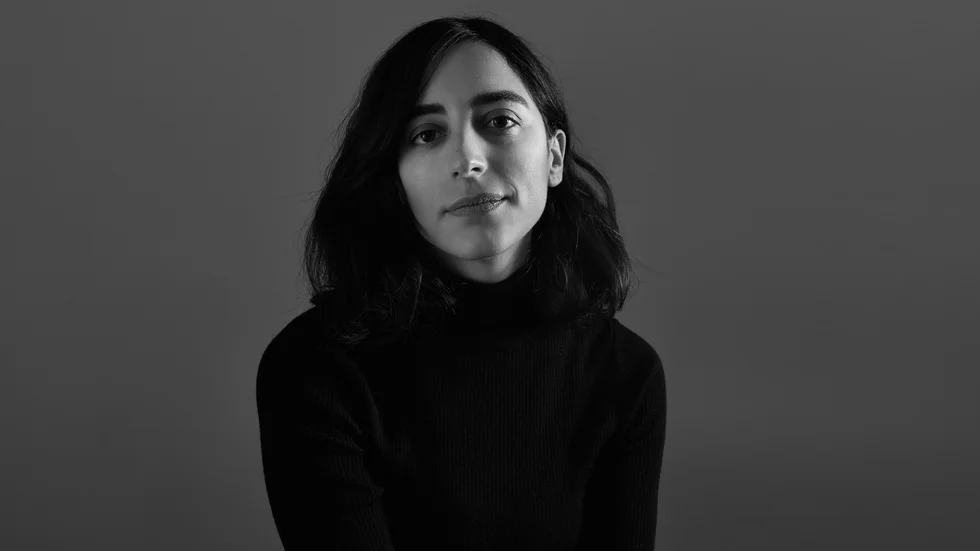 "Jag kan inte bli annat än imponerad av hennes förmåga att analysera och beskriva samtiden", skriver NSD:s recensent om Claudia Durastantis "Främlingar jag känner".