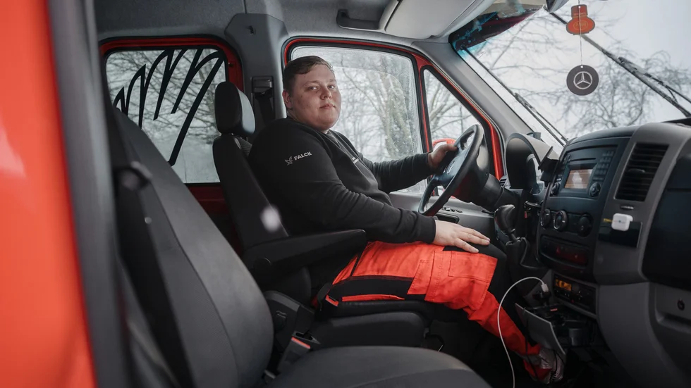 Under måndagens snökaos får UNT följa med Johan Åhlberg, 22, som jobbar för Falck Bärgning Uppsala. Under två timmar får han totalt fyra samtal om jobb.