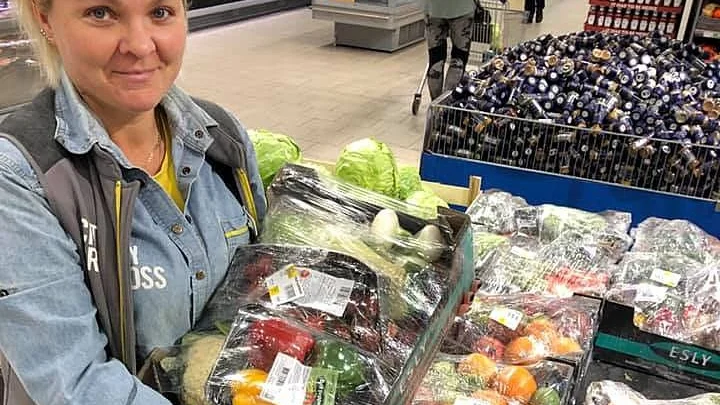 Monica Andersson, frukt- och gröntansvarig på City Gross, med en svin(n)bra låda!