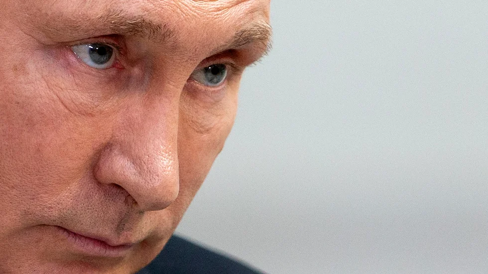 Rysslands president Vladimir Putins mål om att upprätta "en ordning där den starkes rätt råder" måste ovillkorligen avvisas, skriver flera ambassadörer och militärer på SvD Debatt, och efterfrågar ett svenskt Natomedlemskap. Arkivbild.