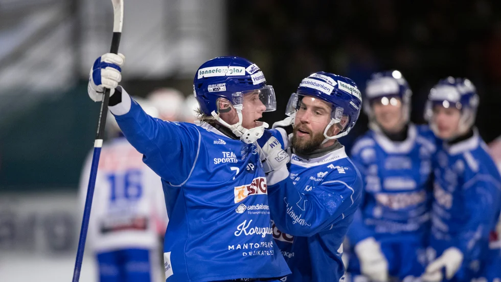 Kasper Hänninen har just gjort 1-0 för IFK Motala i den avgörande åttondelsfinalen mot Vänersborg och Jonas Enander är först fram för att gratulera. IFK Motala vann matchen med 2-0 och är klara för kvartsfinalen mot Villa.