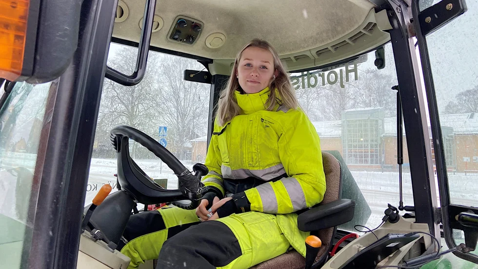 Som anställd på gata- och parkenheten varierar Ellen Öbergs arbetsuppgifter i takt med årstiderna. "Jobbet är roligt för man får göra många olika saker och jag träffar många människor som kommer fram och pratar, det är positivt."