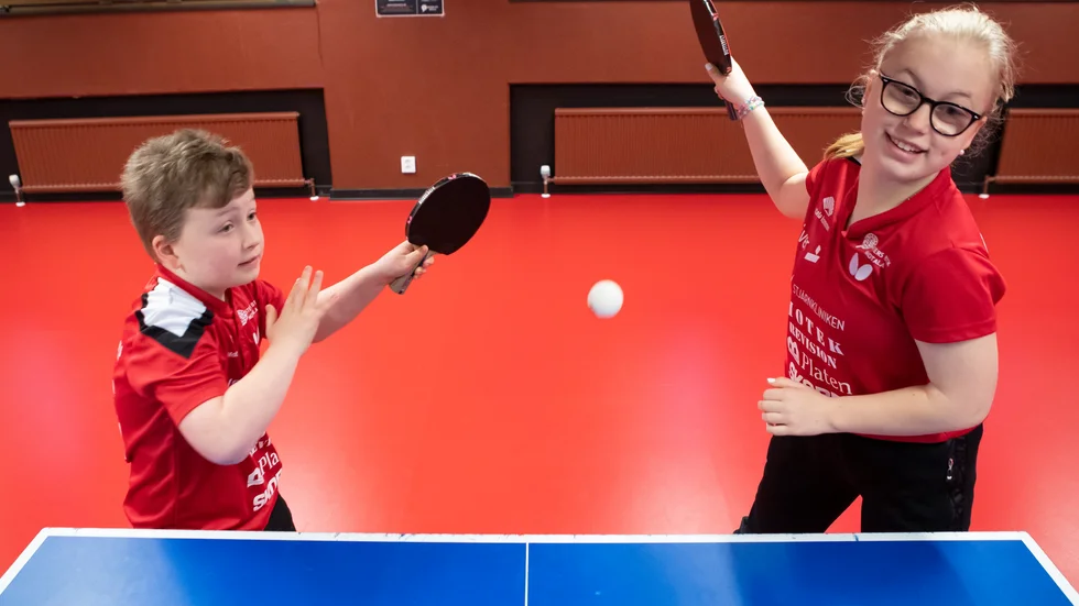 Syskonen Emil och Clara Ellermann brinner för sin bordtennis och ägnar sig åt den sex dagar i veckan. Nu ska Emil på Europaläger i Tjeckien och för Clara väntar uttagningsläger inför ungdoms-EM.