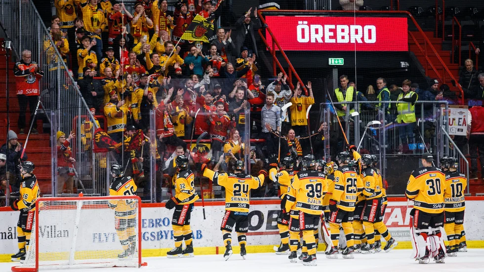 Luleåspelarna kunde fira med den tillresta Luleåklacken efter matchen.