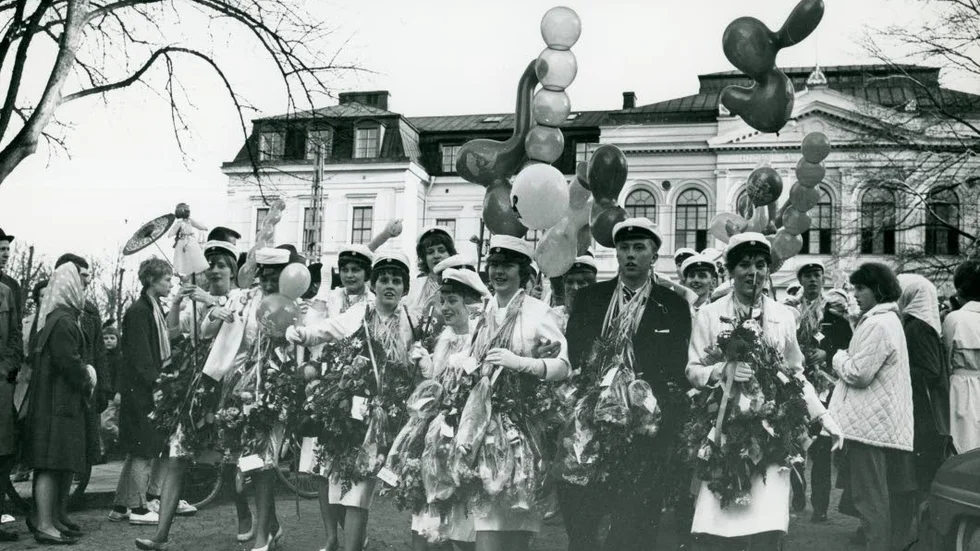 Studenter utanför Högre allmänna läroverket 1963. Foto: Sture Ryman. Ur Norrköpings stadsarkivs samlingar.