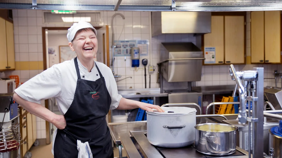"Jag tycker att det är jättebra kvalitet på maten, det är fina råvaror och finns ingenting att klaga på", säger Marita Olofsson, som har trivts som uppskattad kock i Stångas skolkök.