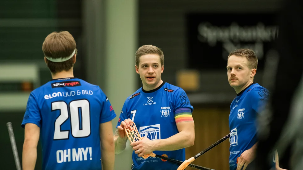 Tommy Nilsson (till höger) missar kvalpremiären mot Kiruna, men brorsan Erik spelar i Öjebytröjan.