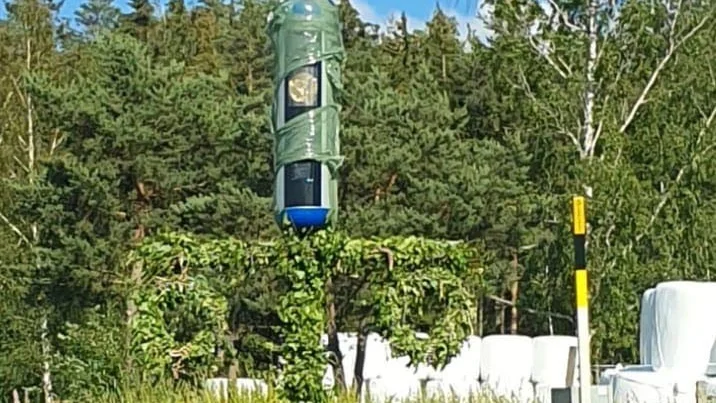 En fartkamera på väg 51 fick under midsommar ett nytt tillfälligt utseende.