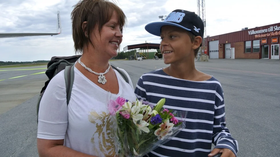 Noah Lindahl blev passagerare nummer 40 000. Han och mamma Maria Lindahl fick två flygbiljetter som pris. Foto: Maria Wallin