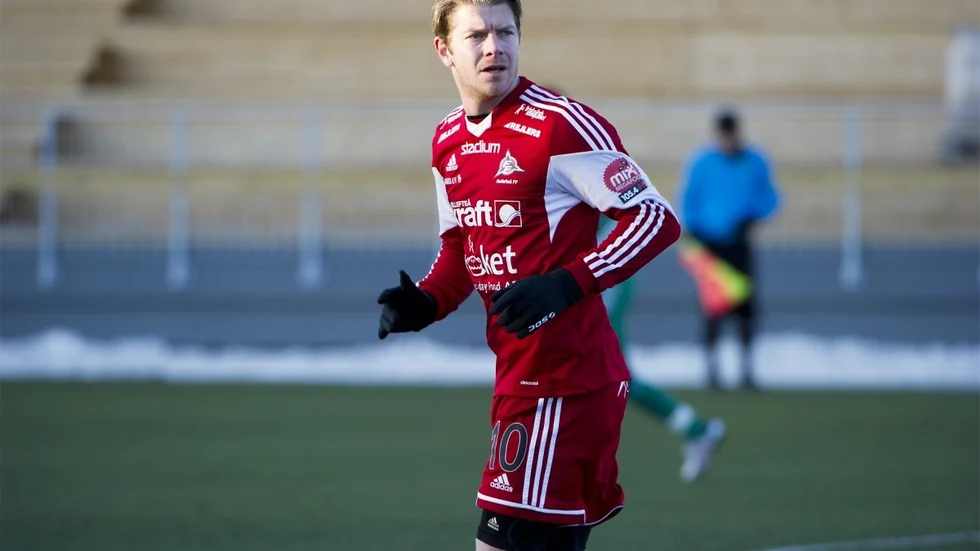 Dan Burlin i Skellefteå FF-tröjan.