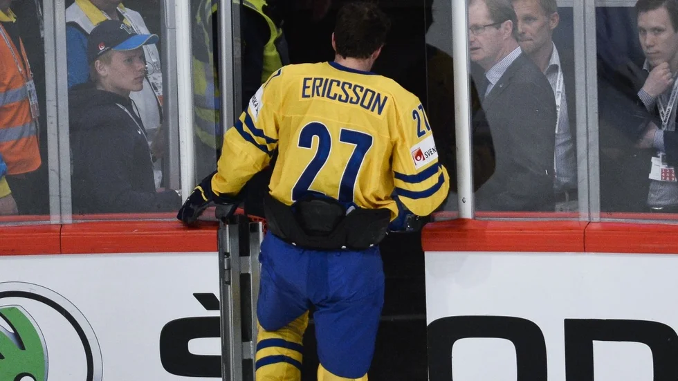 Jimmie Ericsson fick lämna isen med smärtor under den tredje perioden mot Norge. Foto: Scanpix