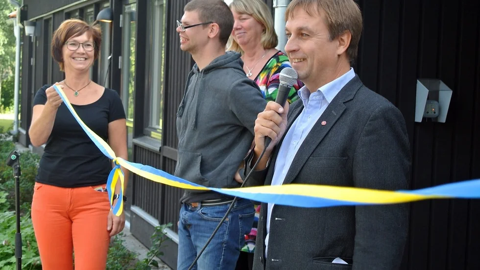 Lorents Burman inviger det nya gruppboendet vid Bonnstan. Cathrine Nilsson hjälper till med bandet.