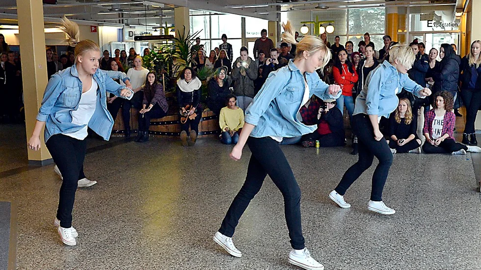 Estetgruppen som kallar sig Rena Ramar uppträdde på lunchrasten.