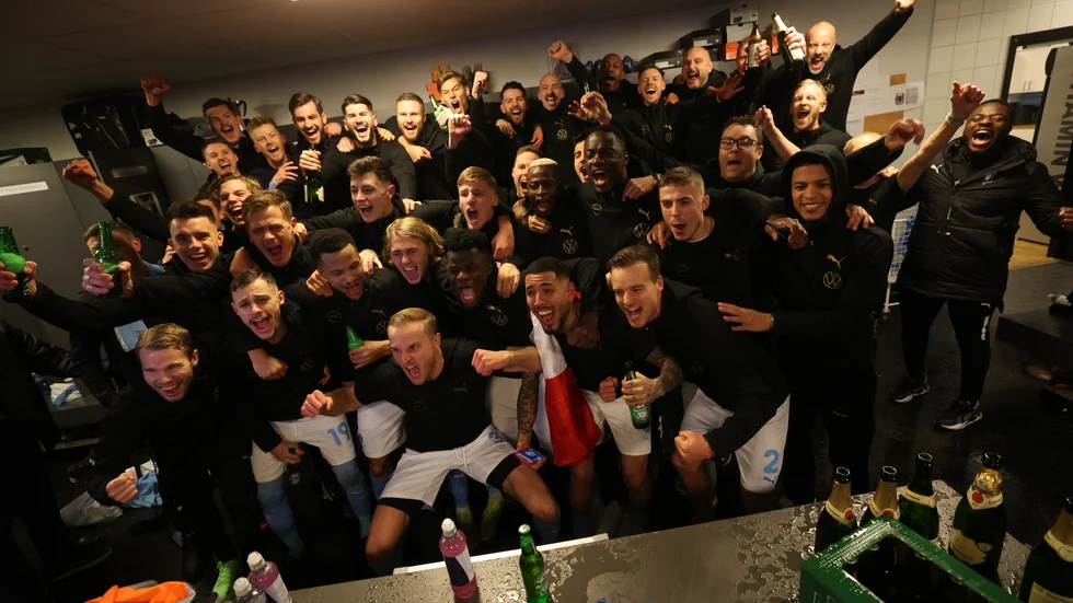 Malmö FF tar hem SM-guldet och Lennart Johanssons pokal efter att ha spelat oavgjort mot Halmstad i lördagens fotbollsmatch i den sista omgången av allsvenskan mellan Malmö FF och Halmstads BK på Eleda Stadion.