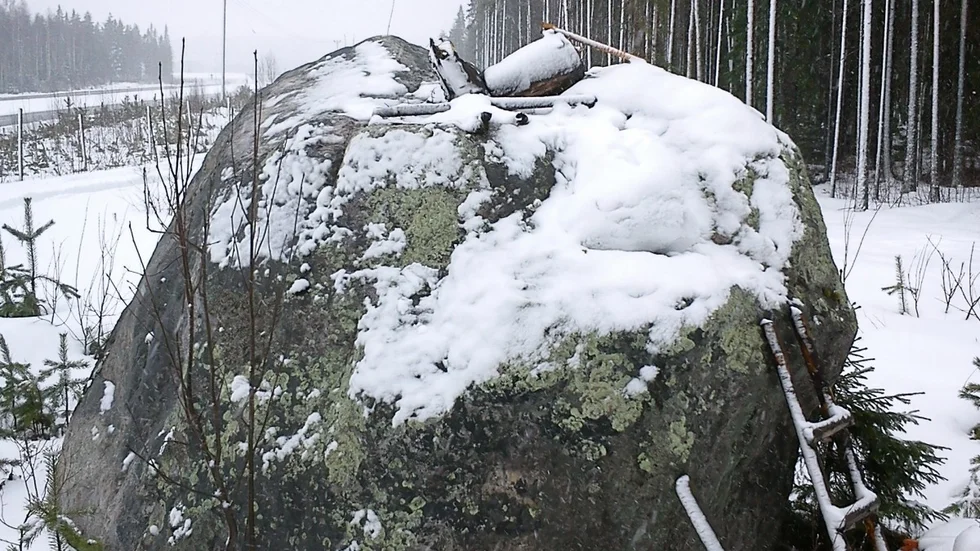 Så här såg det ut när trollet vandaliserats förra året. Han återfanns då grovt misshandlad vid sidan av stenen.