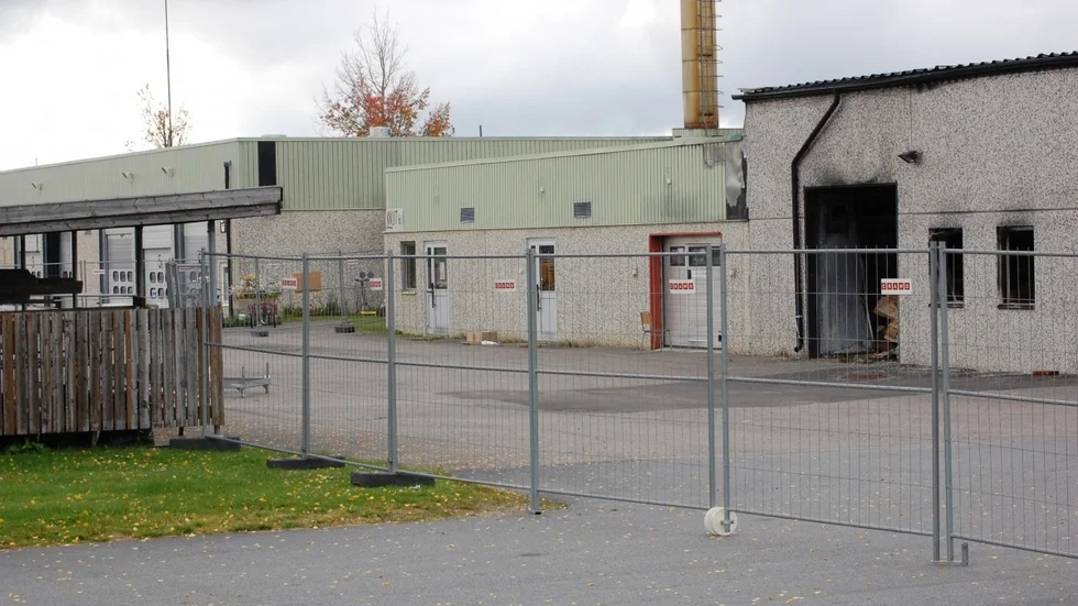 Industrihuset där bland annat Distriktsveterinärerna hållit till eldhärjades vid en våldsam brand i slutet av maj. Foto: Lennart Enkvist.