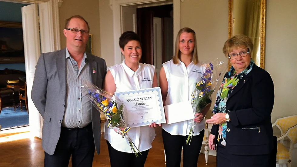 Mikael Lindfors, kommunalråd i Norsjö, Ann Bergquist Andersson, ordförande i Norsjö Volley, spelaren Sofia Gustafsson och landshövdingen Magdalena Andersson. Foto: Åke Andersson