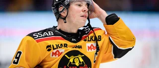 Därför klev lagkaptenen av – osäkert när han är tillbaka: Lämnar laget och flyger hem till Luleå