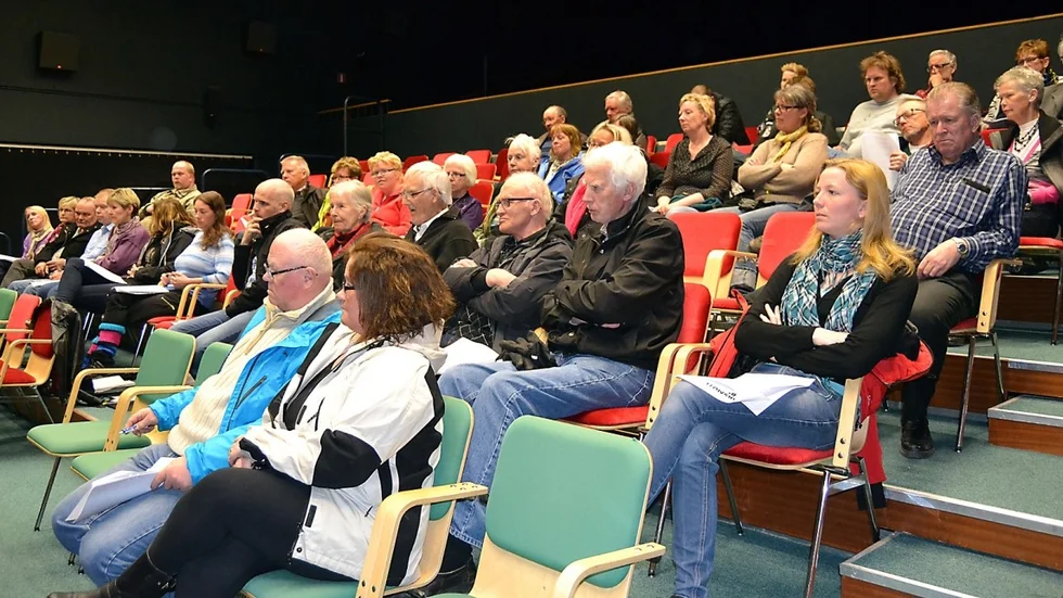 Läktaren på Bureå Folkets hus var välfylld när framtiden för föreningen diskuterades. Foto: Ulf Cederhill
