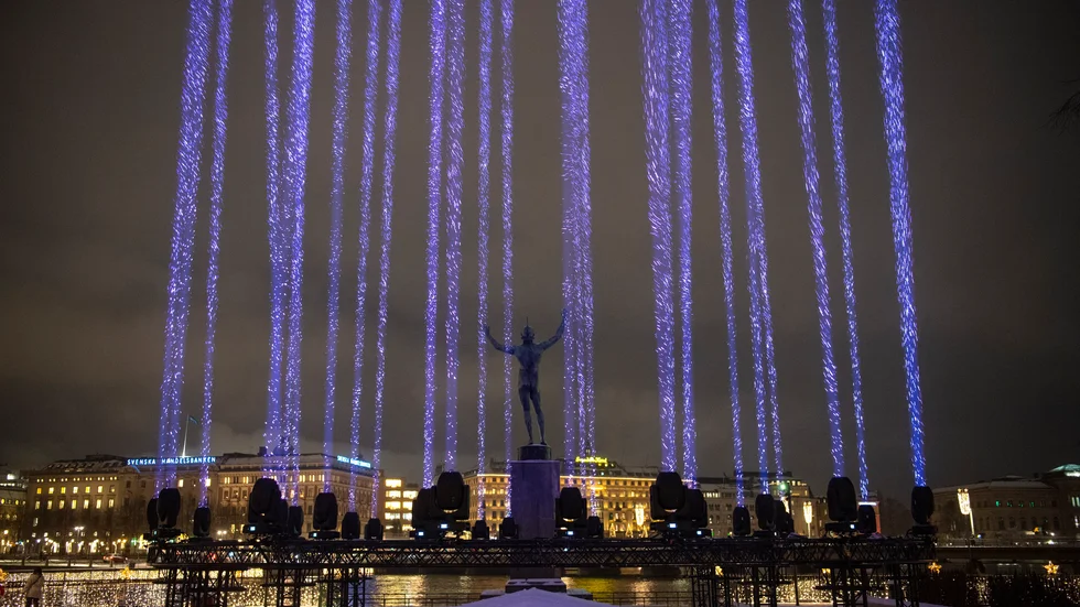 Fredrik Jönssons ljusinstallation ”Dialog” på Strömparterren har inspirerats av Nobelpriset i fysik 2009.