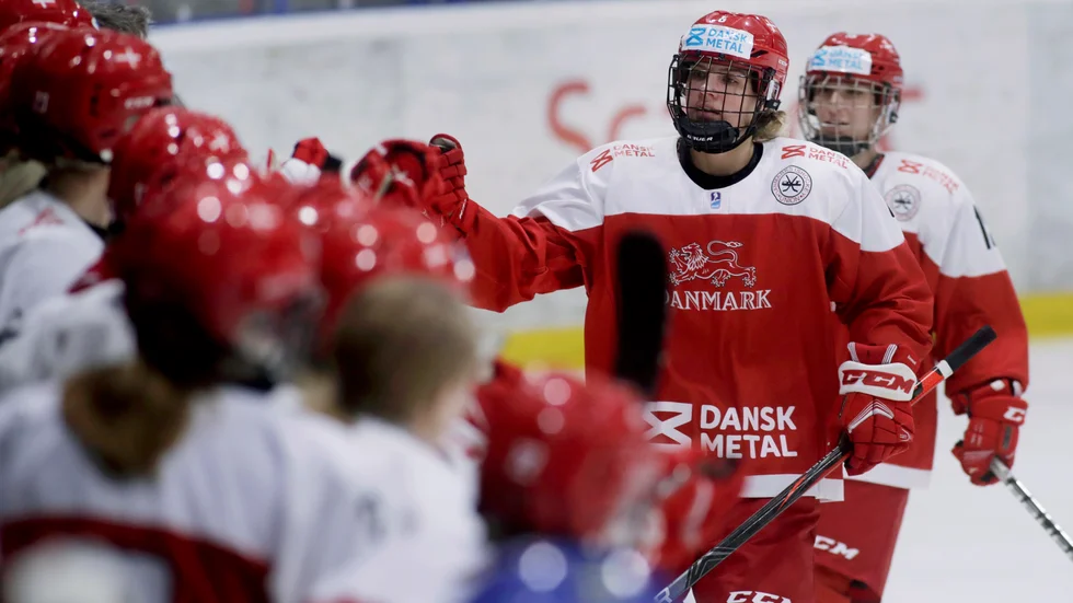 Danmarks båda ishockeylandslag, här damerna, har drabbats av sammanlagt åtta coronafall inför OS. Arkivbild.