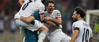 Salah och skrällnationen vidare efter straffar