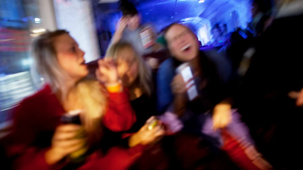 Ungdomar känner sig mindre stressade och mer sugna på att festa. Arkivbild.