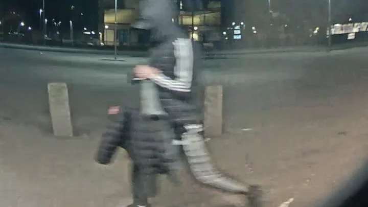 En av de misstänkta rånarna fångad på kamera, när han sprang iväg med en förmodat stulen jacka.