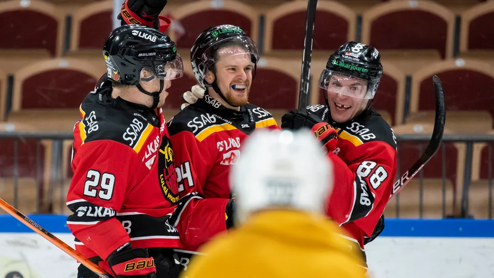 Erik Gustafsson, Brendan Shinnimin och Joonas Rask firar avgörande målet. 