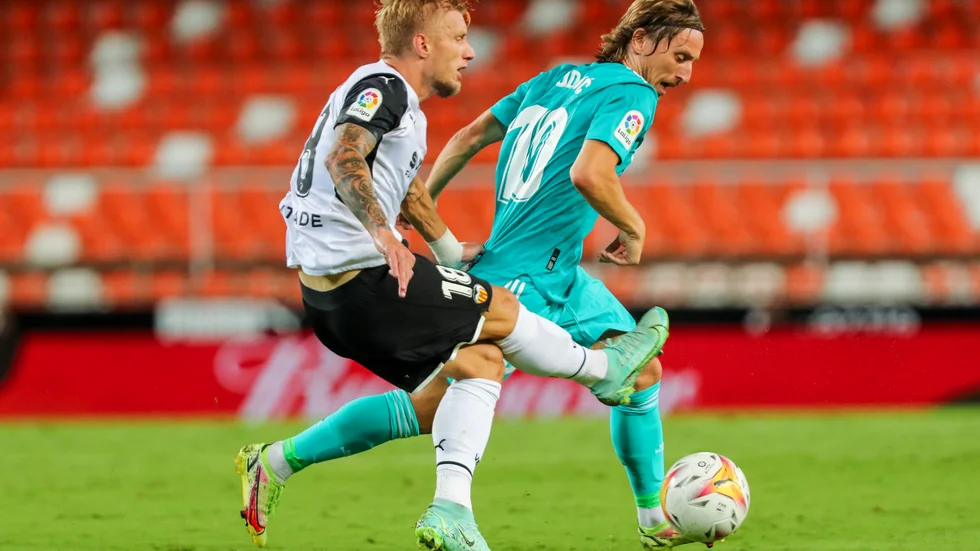 Daniel Wass, här i duell med Real Madrids Luka Modric, byter Valencia mot Atlético Madrid i Spanien. Arkivbild.