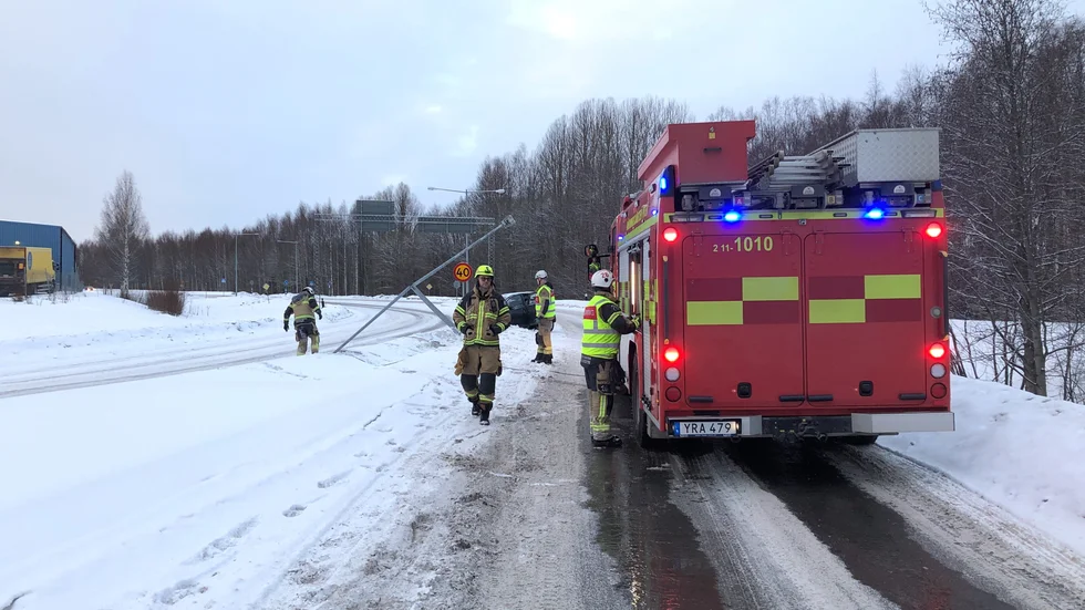 En bil fick sladd och körde in i en lyktstolpe i samband med en singelolycka på fredagsmorgonen. 