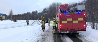 Bil fick sladd och körde in i lyktstolpe – ett körfält blockerades