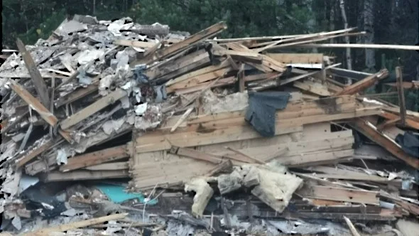 Någon har dumpat byggavfall på fastigheten Kloken i Boden.