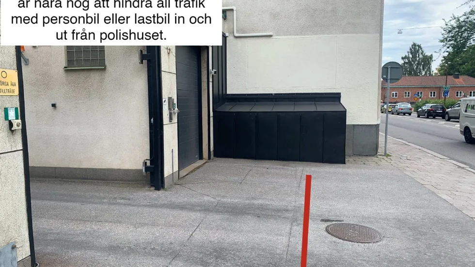Här precis utanför utfarten från polishuset i Eskilstuna stannade en chaufför med en lastbil i somras. Nu åtalas han.