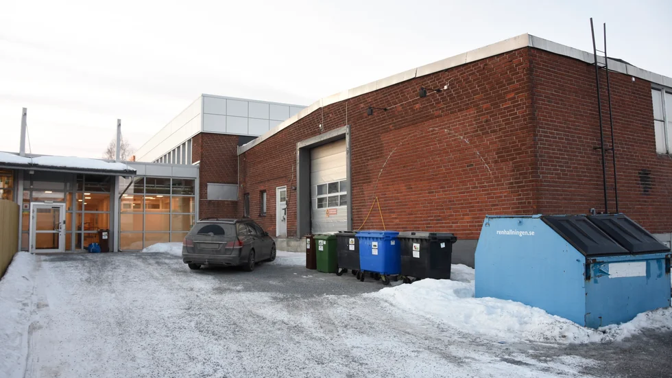 Tegelbyggnaden på Skutviken. SKF blir hyresgäst hos Galären. Vägg i vägg ligger Praktiska gymnasiet som flyttade in i höstas.