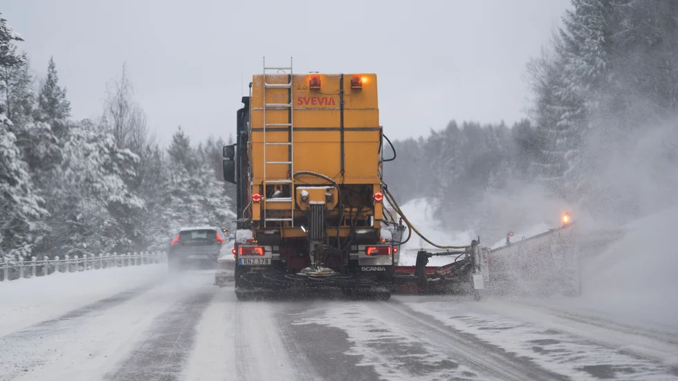 En plog- och saltbil håller vägen ren när snön faller över E18 nära Stockholm. Arkivbild.