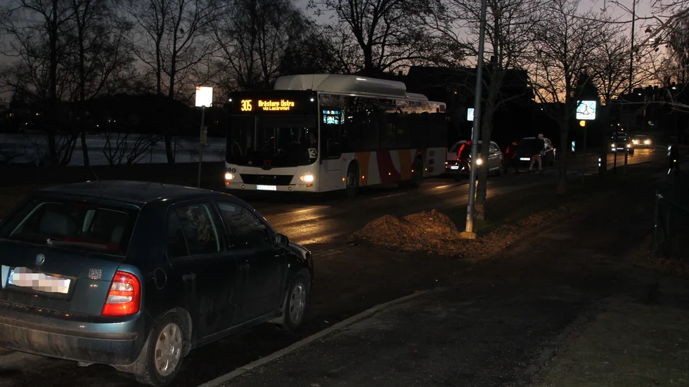 Rörigt i trafiken när buss lämnar av elever vid Södra skolan.