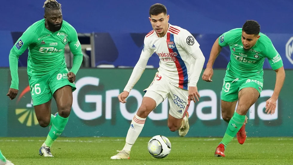 Bruno Guimarães, i vitt, byter Lyon mot Newcastle. Arkivbild.