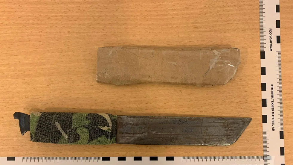 Offret hotades med en macheteliknande kniv och krävdes på pengar. 