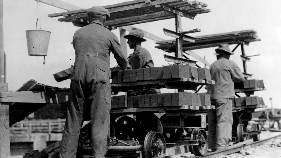 Här är bilder från 1935 då Malfors vattenkraftverk byggdes i Ljungsbro. Det var ett annorlunda samhälle då än nu. 