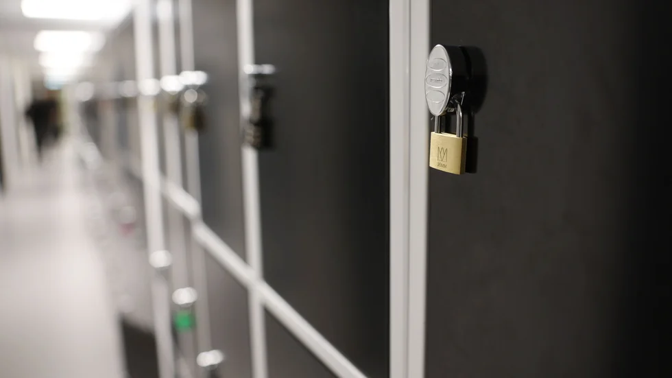 Skribentenerna är oroade över elever från socioekonomiskt svaga grupper blir utelåsta från en bra skolgång, tack vare ett fördelningssystem som gynnar friskoleaktörerna men inte de kommunala skolorna.